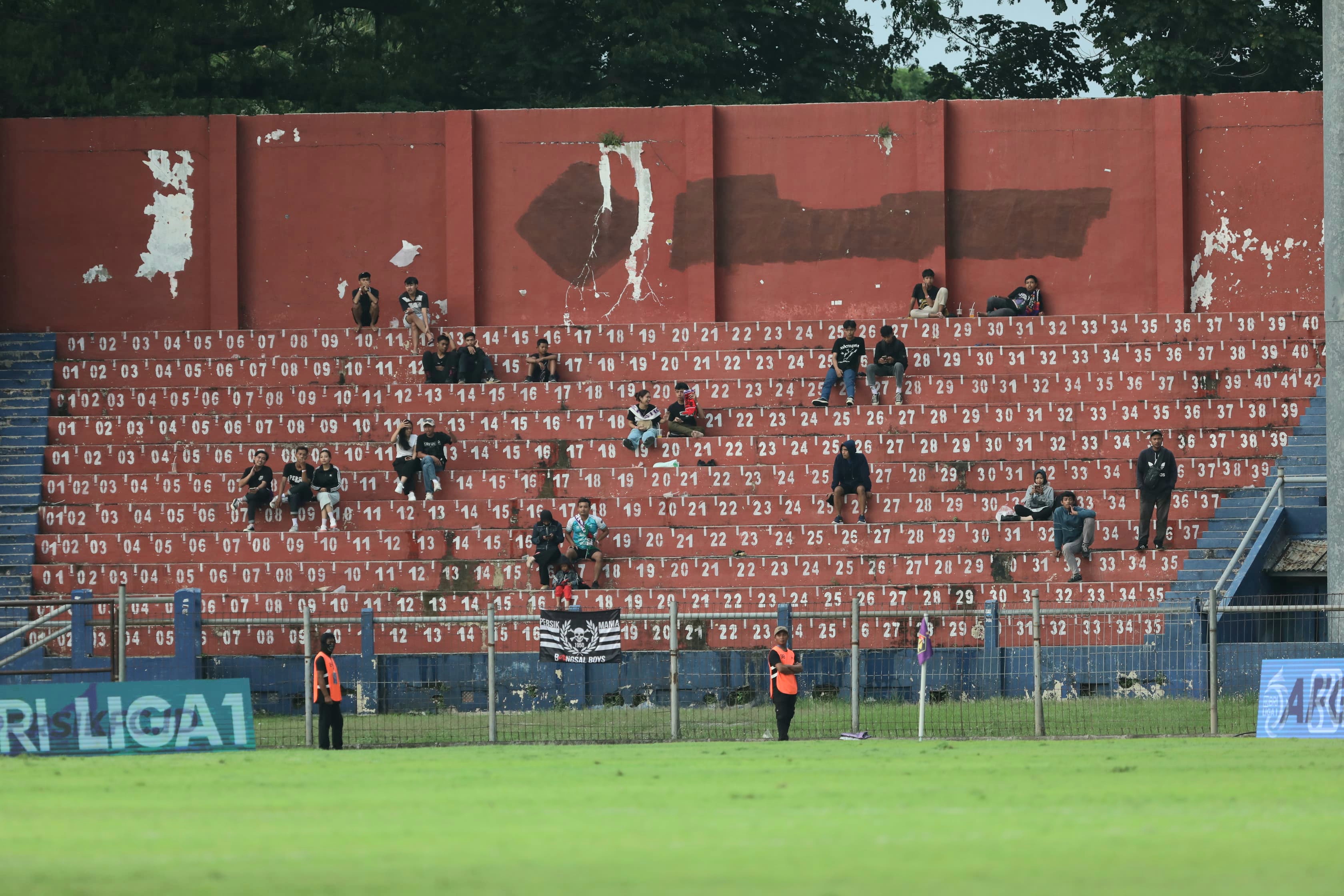 SEPI: Kondisi tribun Stadion Brawijaya saat laga Persik melawan Persita, Sabtu (20/4).