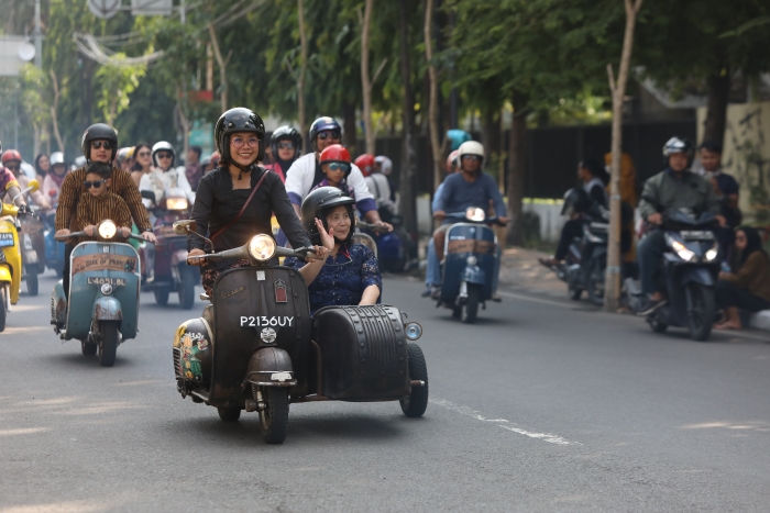 SIMBOL EMANSIPASI: Pj Wali Kota Kediri Zanariah duduk di sespan dalam touring Kartini&rsquo;s Day, Ride of Pride kemarin. Sejumlah perempuan yang memakai kebaya berkendara naik vespa