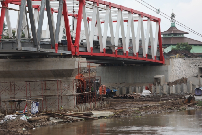 TERHAMBAT CUACA: Debit air Sungai Brantas yang terus tinggi membuat pemasangan pilar jembatan di sisi utara atau Desa Jabon belum bisa dilakukan. Proyek yang seharusnya selesai 1 Mei nanti molor menja