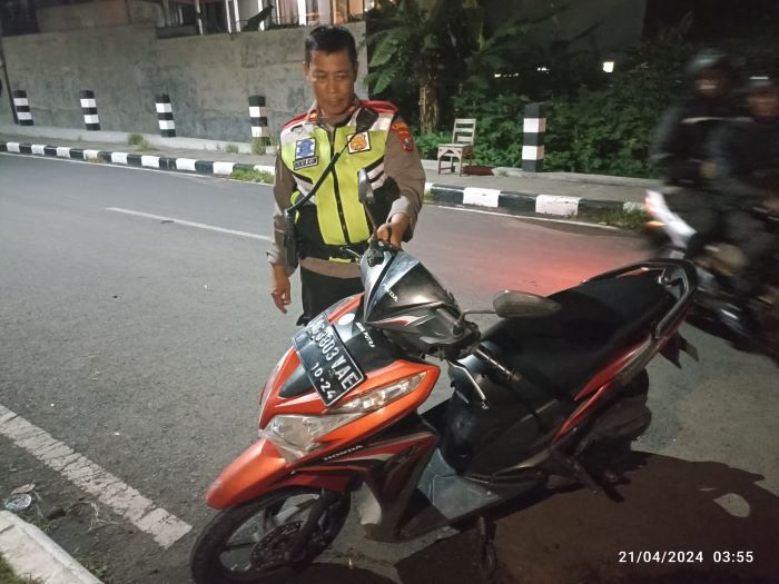 DIAMANKAN: Motor Honda Vario ditinggal di tepi jalan Inspeksi Brantas.  Polsek Mojoroto membawa kendaraan tersebut ke kantor dini hari kemarin.
