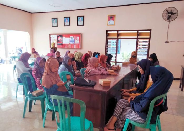 EDULI KESEHATAN: Kader kesehatan di Desa Sumberagung, Kecamatan Plosoklaten rutin menggelar pengecekan dan pelatihan tentang stunting.