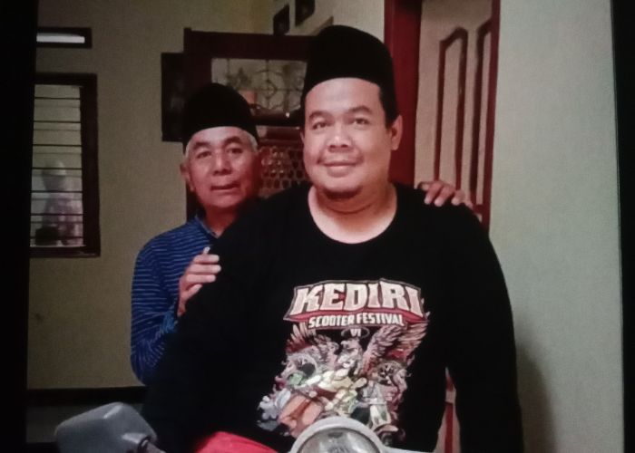 KENANGAN: Almarhum Omy Faisol atau Gus Omy membonceng ayahnya naik Vespa.
