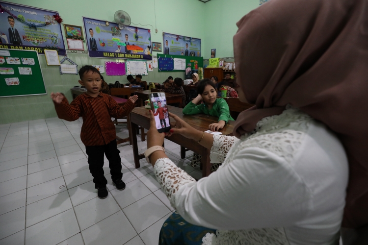 HARUS MERDU: Guru SDN Banjaran V merekam aksi siswanya yang menyanyikan lagu Ibu Kita Kartini dalam lomba peringatan Hari Kartini kemarin.