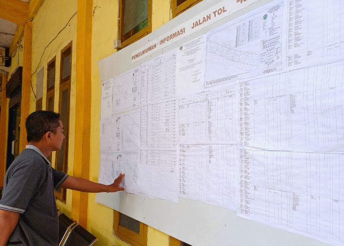 TELITI: Warga Kelurahan Bujel, Mojoroto mencermati hasil pendataan peta bidang tanah dan daftar nominatif Tol Kediri-Tulungagung yang diumumkan di Balai Kelurahan Bujel sejak 4 April lalu.