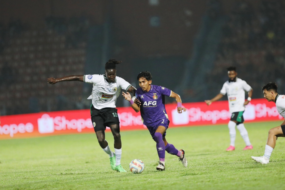 HUJAN GOL: Pemain Persik Kediri Yusuf Meilana dikawal pemain PSS Sleman Ajak Riak, Rabu (24/4).