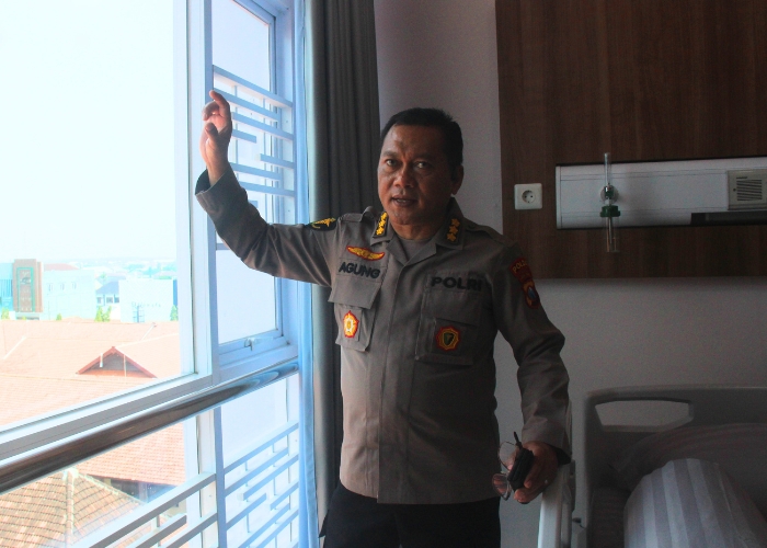 TELITI: Direktur RS Bhayangkara Kombespol drg Agung Hadi Wijanarko mengecek kondisi kamar perawatan. Tiap hari dia rutin mengecek berbagai fasilitas rumah sakit.