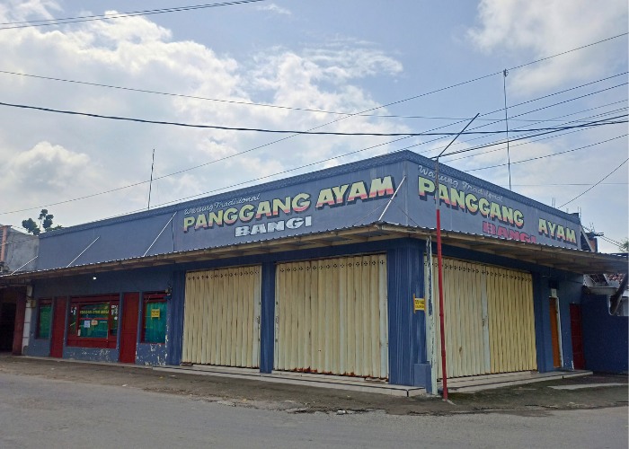 LEGENDARIS: Warung ayam panggang Bangi yang berada di Desa Woromarto, Kecamatan Purwoasri menjadi salah satu kuliner andalan di Kabupaten Kediri. Cita rasa ayam panggangnya sangat menggoda.