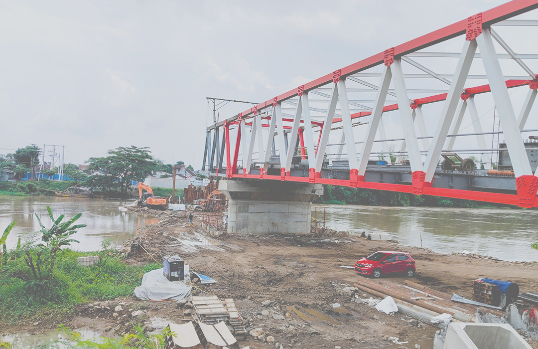 Pekerja proyek Jembatan Jongbiru membendung air Sungai Brantas. Hujan lebat menyebabkan debit air mengalami peningkatan.