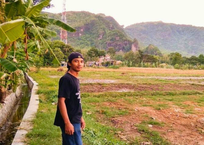 KENANGAN: Aang Prabowo saat beraktivitas di sawah lingkungan desanya.