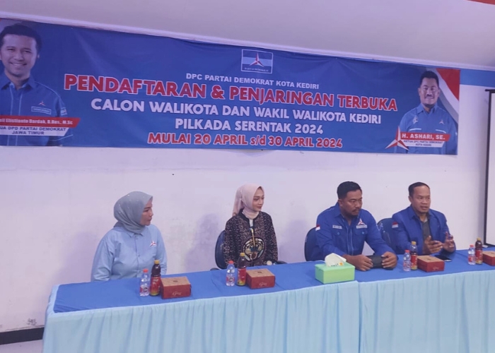IKUTI PENJARINGAN: Ketua DPC Demokrat Kota Kediri Ashari (dua dari kanan) menerima Vinanda Prameswati (dua dari kiri) yang kemarin resmi mendaftar untuk mendapat rekomendasi partai.