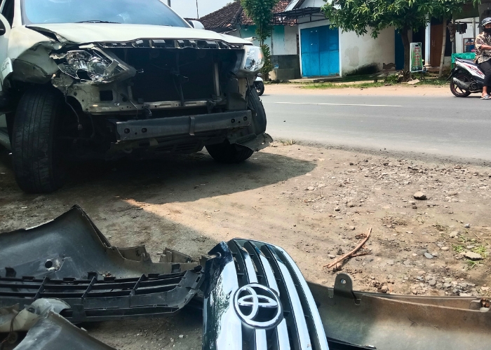 RINGSEK Mobil Toyota Fortuner mengalami kerusakan setelah menabrak pikap di Desa Keling, Kecamatan Kepung.