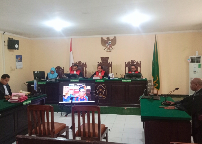 JARAK JAUH: Dua terdakwa kasus penipuan CPNS Kemenkum HAM menjalani sidang online di PN Kabupaten Kediri.
