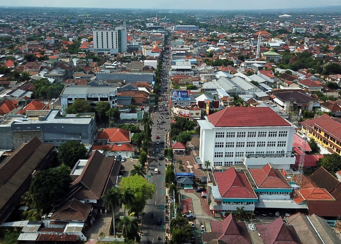 MELAMBAT: Jantung Kota Kediri tampak ramai. OJK Kediri menyebutkan kinerja kredit tumbuh sebesar 4 persen.