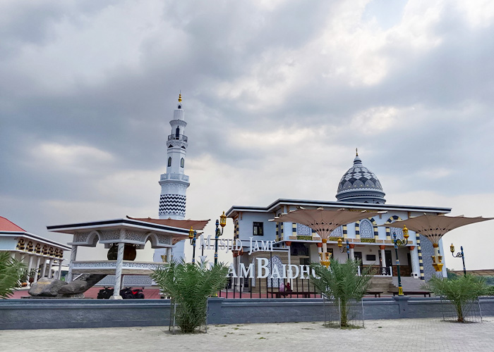 MEGAH: Masjid Jami Imam Baidhowi menjadi salah satu bangunan ikonik di Desa Langenharjo, Kecamatan Plemahan.