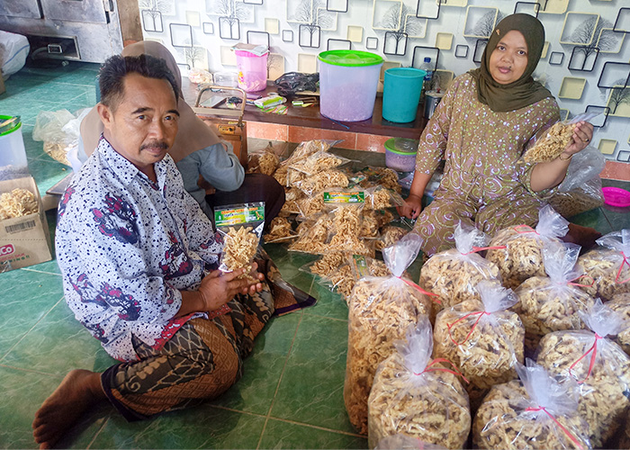 TELATEN: Muchson menunjukan krupuk ceker buatannya (kiri). Suharti dengan usaha aneka snack (kanan).