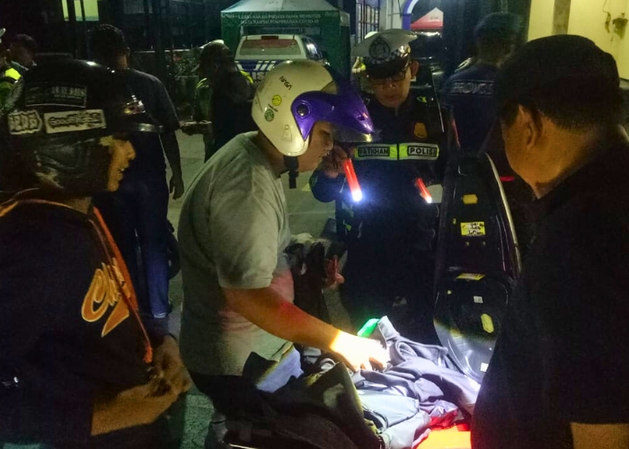 RAZIA: Polres Kediri Kota menggelar operasi kendaraan roda dua di depan Kantor Satlantas di Jalan Brawijaya. Ada tujuh motor yang diamankan karena tidak sesuai dengan spektek.