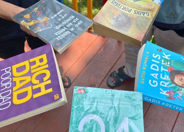 LITERASI: Anggota Kediri Book Party bertukar cerita setelah membaca buku saat berkumpul di Taman Hutan Kota beberapa waktu lalu.