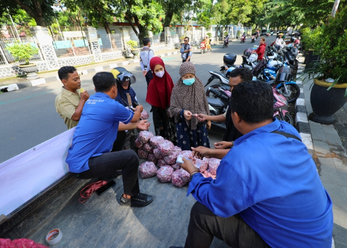 MURAH: DKPP menjual brambang, gula, dan beras dengan harga jauh di bawah pasaran dalam pasar murah di Taman Harmoni kemarin.