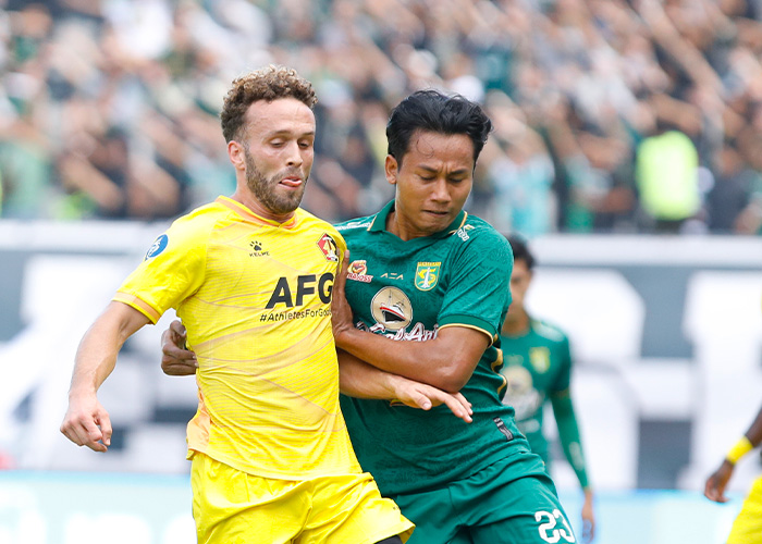 Gelandang Persik Kediri Ze Valente berebut bola dengan pemain Persebaya Surabaya.