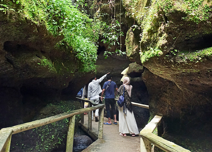 Wisatawan berkunjung ke Gua Jegles di Desa Keling, Kecamatan Kepung. Objek wisata ini menjadi salah satu primadona di Kabupaten Kediri.
