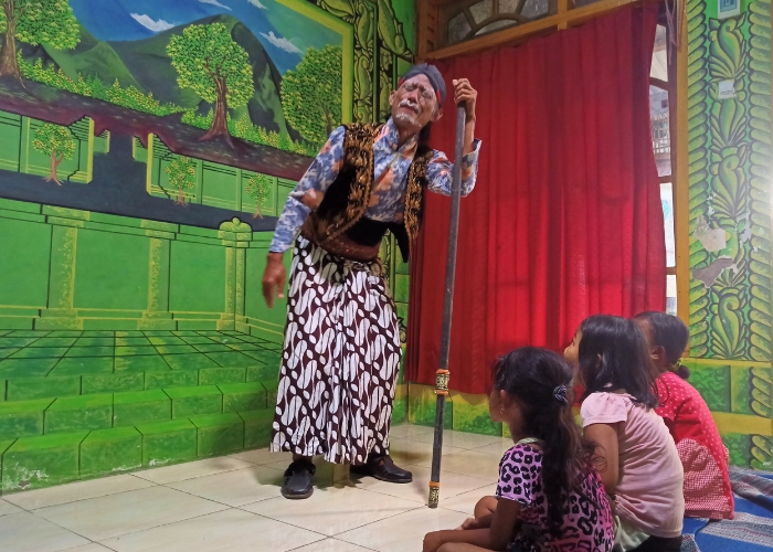 LESTARIKAN BUDAYA: Sunardi alias Koyek bermain ketoprak di depan anak-anak. Dia menjadi salah satu seniman yang masih setia dengan kesenian ketoprak hingga sekarang.