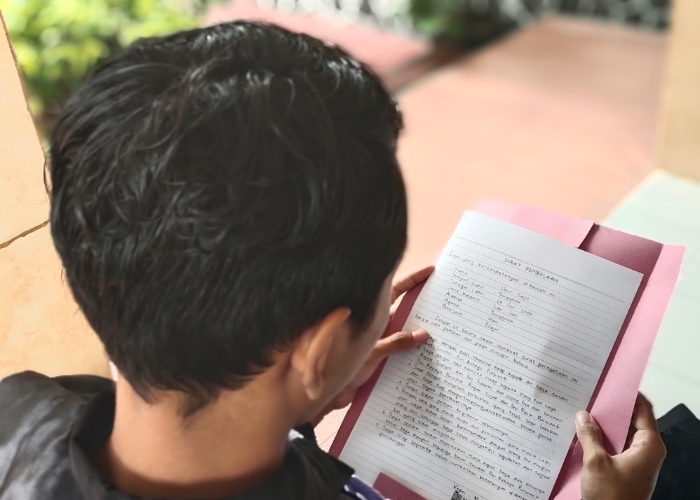 PEMBELAAN: PH Merdiko Utomo membaca surat pembelaan terdakwa.
