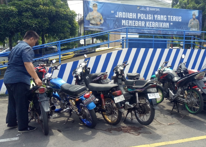 MENUMPUK: Motor sitaan yang tidak sesuai dengan spektek parkir di halaman Kantor Satlantas Polres Kediri.