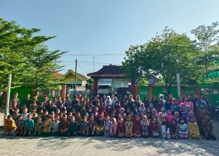 KOMPAK : Siswa SDN 2 Ngadiboyo, Rejoso, Nganjuk, guru dan kepala sekolah foto bersama usai upacara peringatan Hardiknas.
