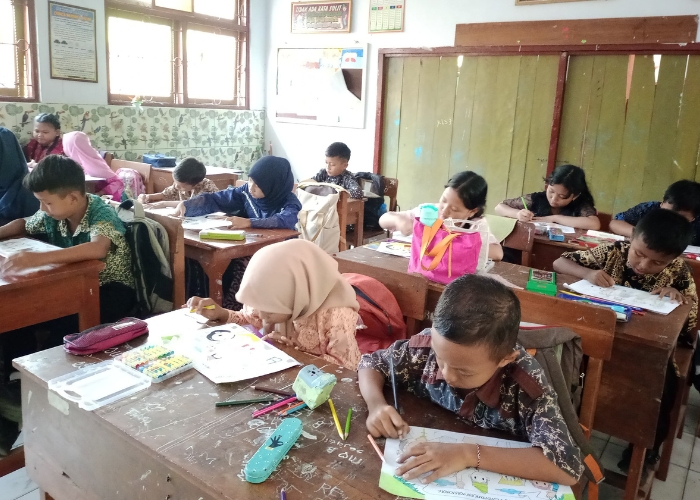 FOKUS: Siswa SDN 2 Ngadiboyo mengikuti lomba mewarna memperingati Hardiknas.