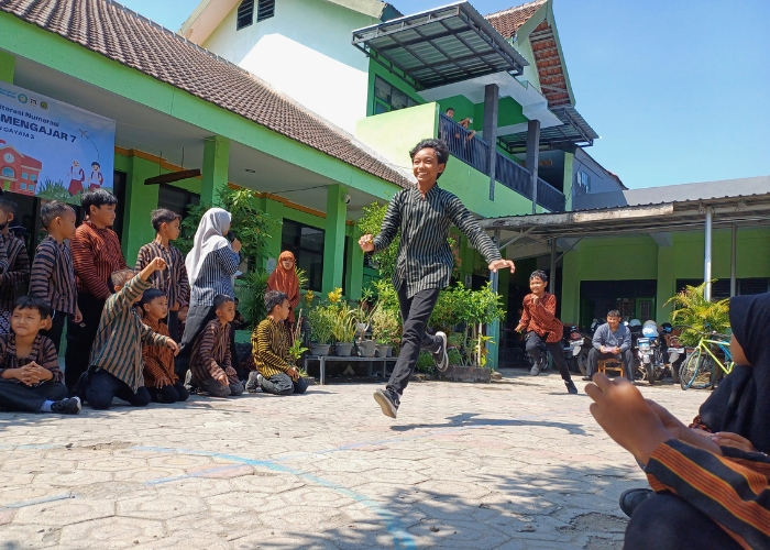 ADU CEPAT: Siswa SDN Gayam 3 menyemangati temannya yang berlari setelah mengambil huruf untuk disusun menjadi kata-kata bahasa Inggris di lomba peringatan Hardiknas kemarin.