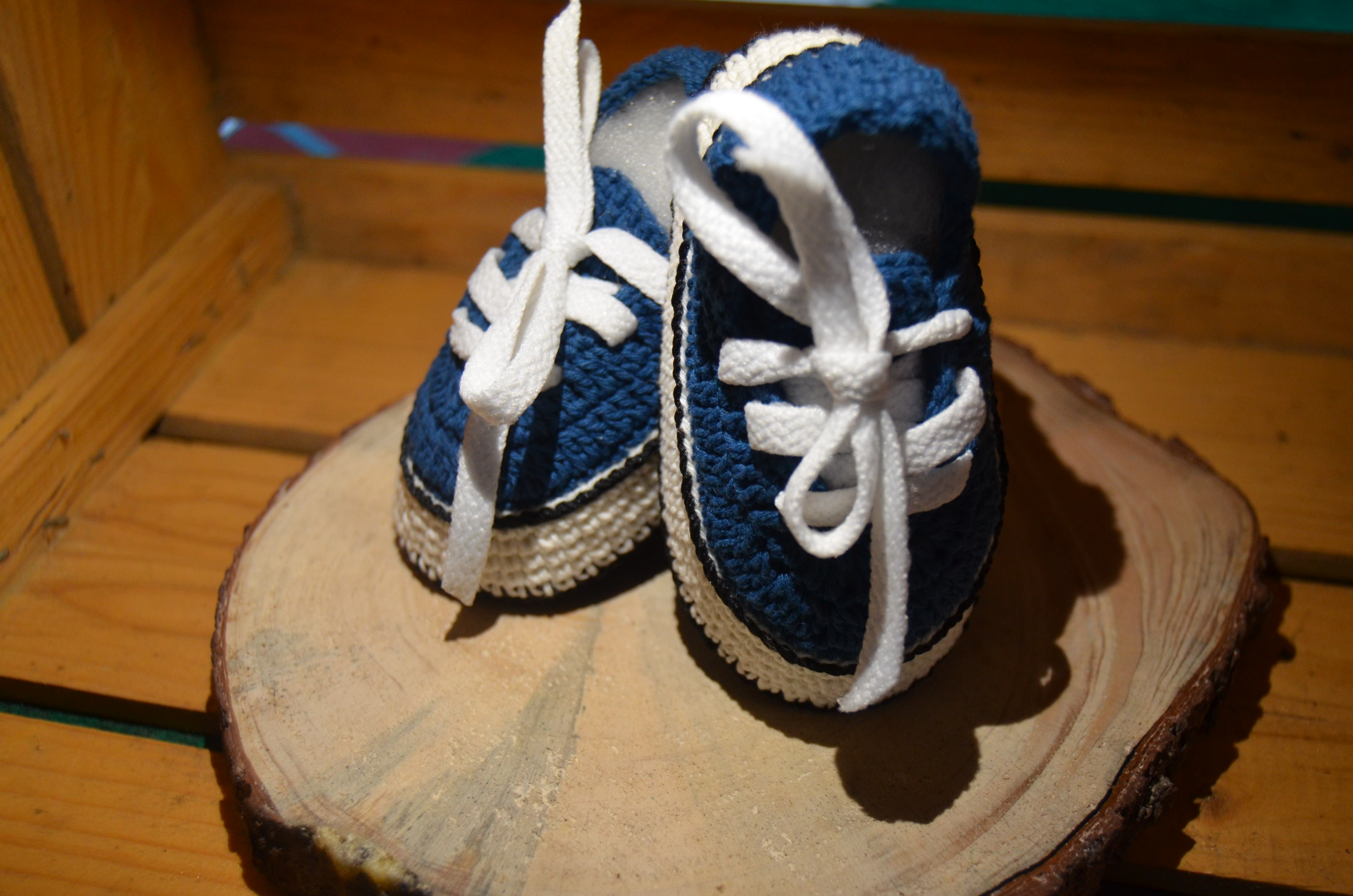 KREATIF: Sepatu rajut buatan Ika menjadi salah satu UMKM andalan Desa Tunglur, Kecamatan Badas. Sepatu ini sangat cocok untuk anak-anak.