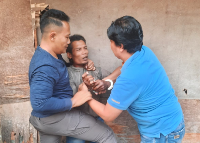AMPUN PAK: Kapolsek Ngasem Iptu Ardian Wahyudi (kiri) bersama anggota saat menangkap pelaku penganiayaan di Desa Wanengpaten, Gampengrejo.