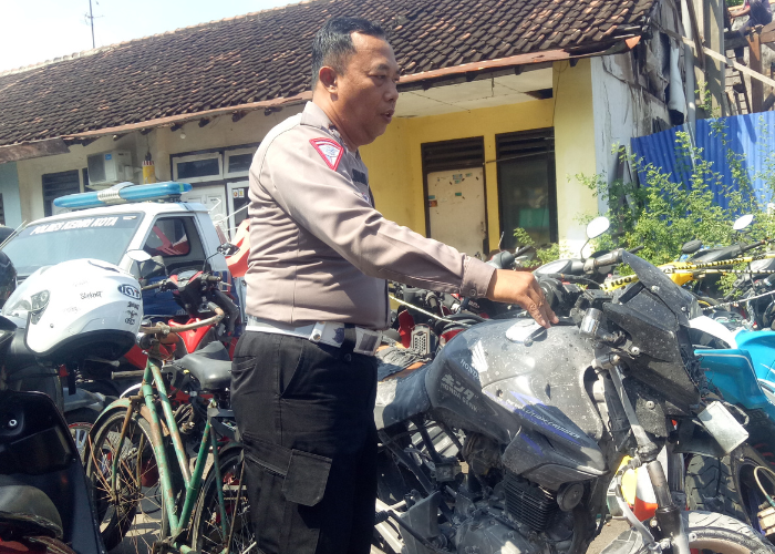 TERBAKAR: Kanit Gakkum Ipda Andris mengecek Honda Tiger milik Akta