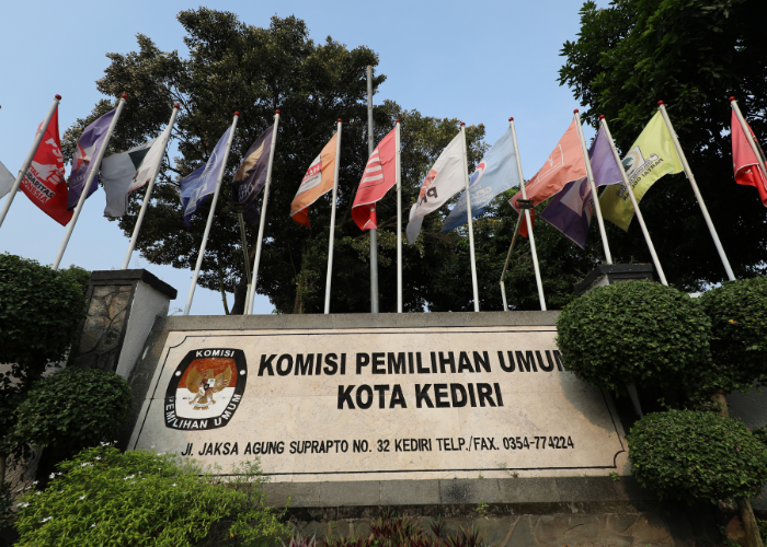 MELAMBAT: Bendera parpol berkibar di kantor KPU. Pemilu 2024 lalu sebabkan penyaluran kredit menurun.