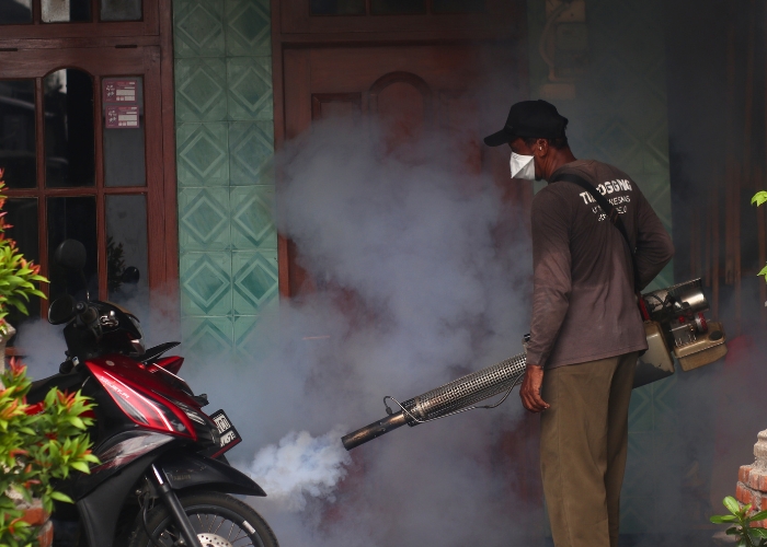 ANTISIPASI: Petugas melakulan pengasapan di rumah warga untuk menekan kasus DBD di Kecamatan Gampengrejo, Kabupaten Kediri, beberapa waktu yang lalu.