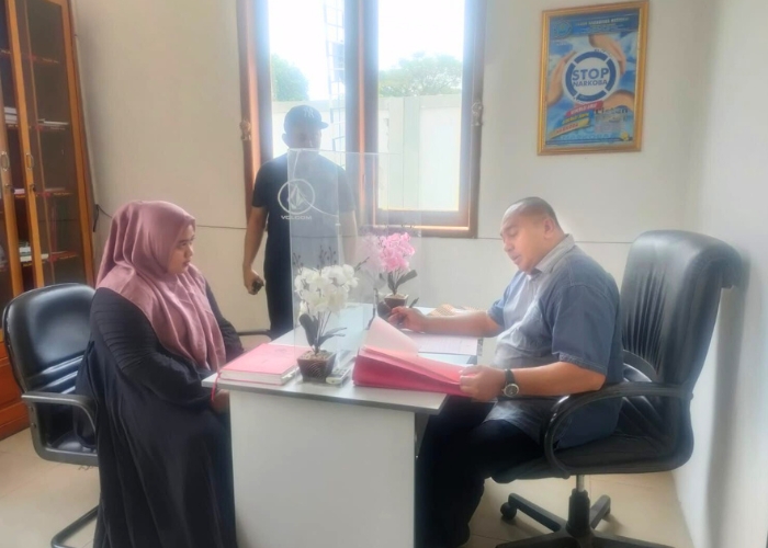 SIAP SIDANG: Jaksa Iskandar saat meminta keterangan terdakwa Yohan di Kejaksaan Negeri Kabupaten Kediri.