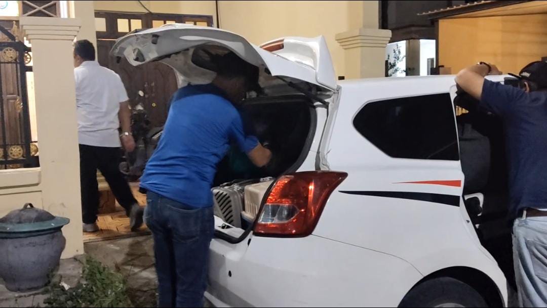 GEREBEK: Polisi menggeledah salah satu rumah di Perumahan Doko, Ngasem, Kabupaten Kediri, Senin (6/5).