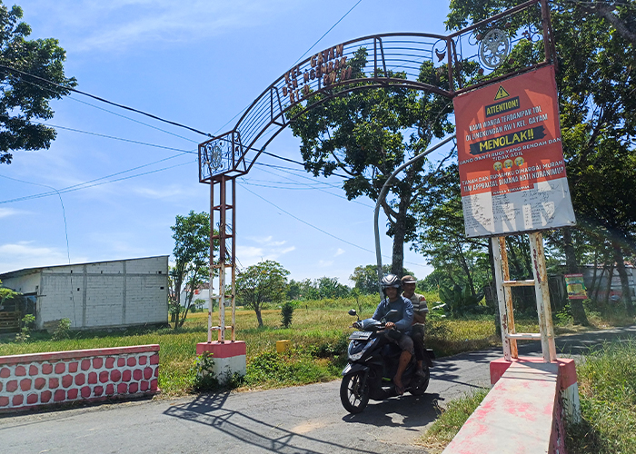 TOLAK APPRAISAL: Warga RW 1 Kelurahan Gayam memasang banner penolakan hasil penaksiran harga tanah terdampak Tol Kediri-Tulungagung yang dinilai rendah.