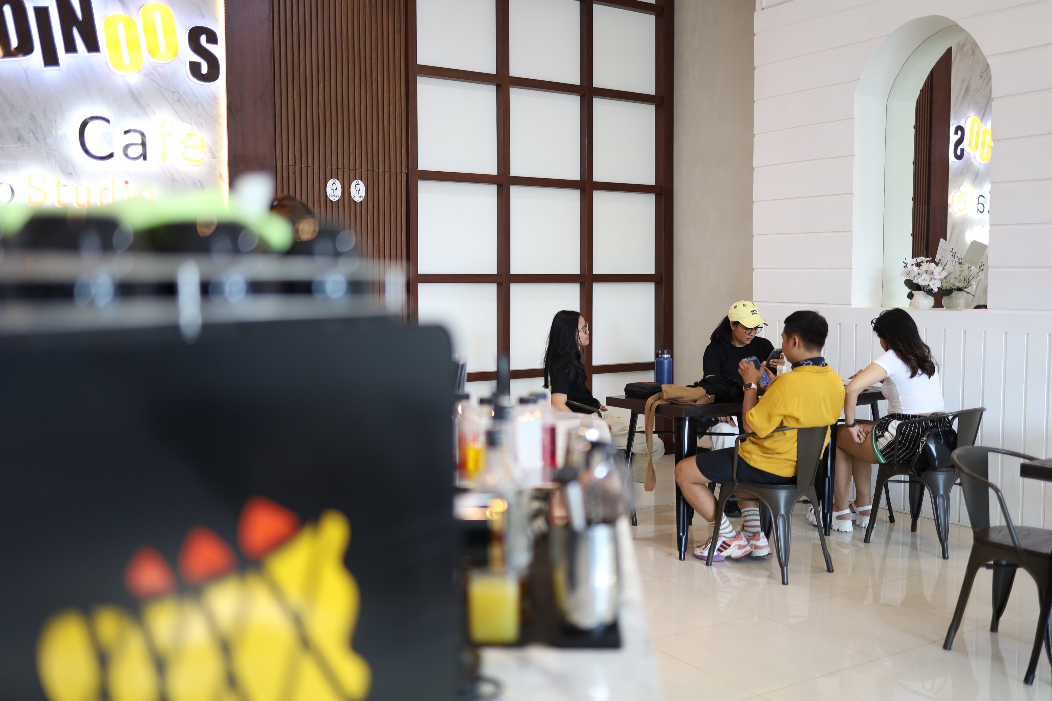 COZY PLACE: Sejumlah pengunjung sedang bercengkerama dan menikmati menu yang disediakan Dinoos Cafe saat momen grand opening,&nbsp;Minggu&nbsp;(5/5).