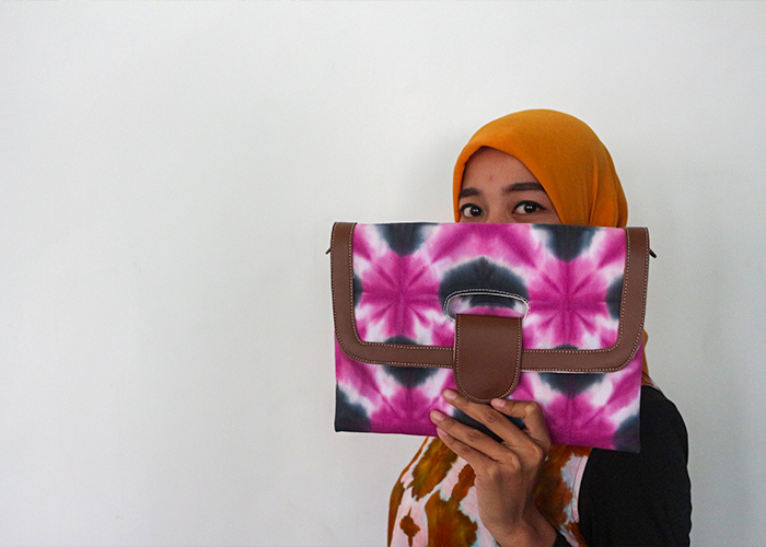 Kain shibori buatan Hardini memiliki keindahan tersendiri yang sukses menarik minat banyak pembelinya.
