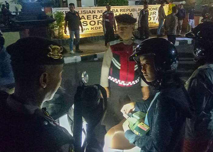 RAZIA: Petugas Polres Kota Kediri menggelar operasi cipta kondisi di Jalan KDP Slamet, Kelurahan Bandarlor, pada Minggu (5/5) dini hari.