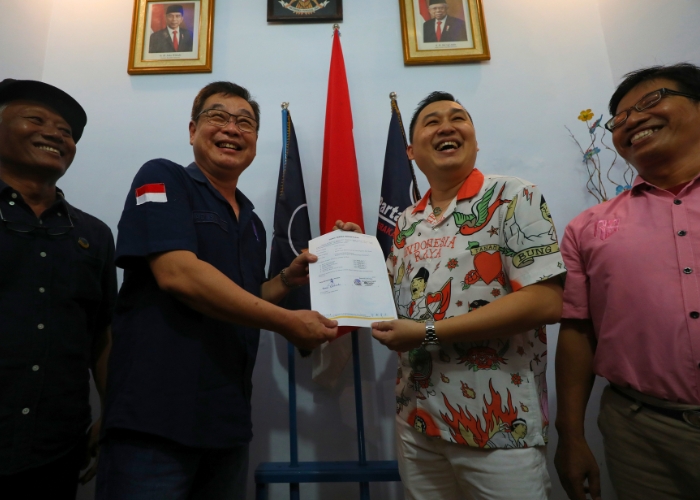 RESMI MENDAFTAR: Ketua DPD PSI Ronny Siswanto (kanan) menye rahkan formulir pen daftaran ke Ketua DPD Nasdem Kota Kediri Adi Suwono.