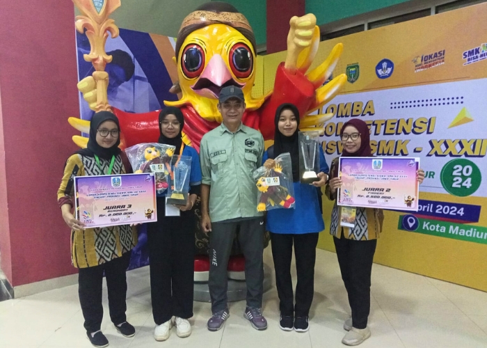 JUARA: Adinda Melisa Laura dan Balkis Intan Putri bersama para guru pembimbing menunjukkan trofi LKS Jatim.