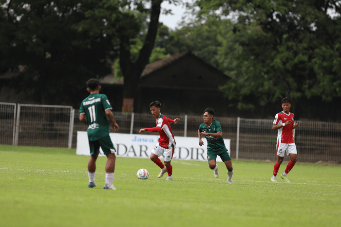 BUTUH MENANG: Persedikab Kediri saat berlaga di Stadion Canda Bhirawa Pare.