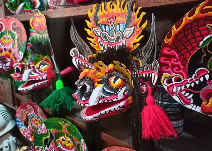 KREATIF: Suroto melukis jamangan di bengkel miliknya. Barongan mini buatannya dapat berfungsi seperti aslinya.