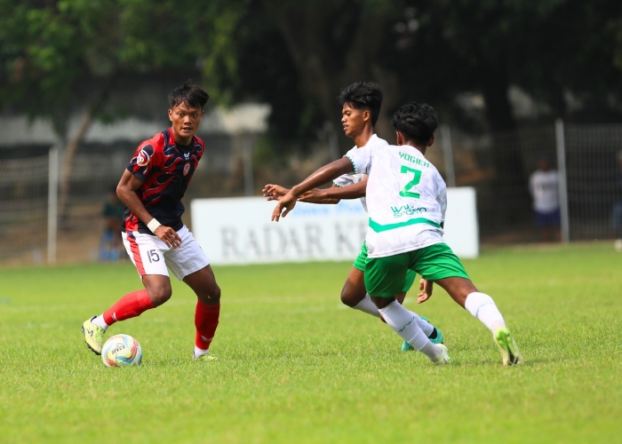 LOLOS: Pemain Persedikab dibayangi pemain PSIK Klaten di laga Grup O Liga 3 Nasional, Rabu (8/5).