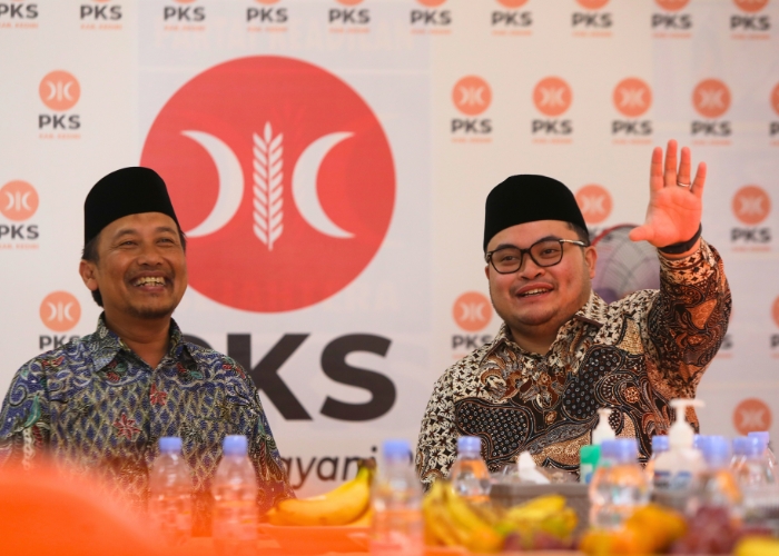 GAYENG: Dhito (kanan) melambaikan tangan di sela perbincangan dengan Ketua DPD PKS Marenda Darwis.
