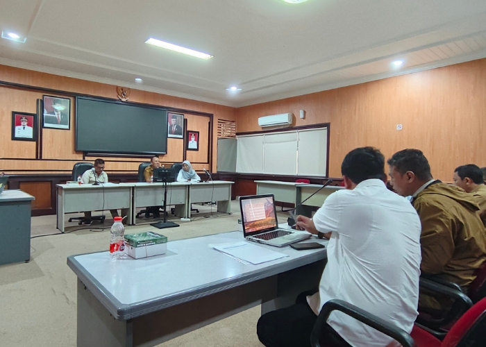 RAPAT INTERNAL: Suasana koordinasi Pemkab Kediri dan tim pengadaan tanah (TPT) Tol Ki-Agung di kantor pemkab kemarin.