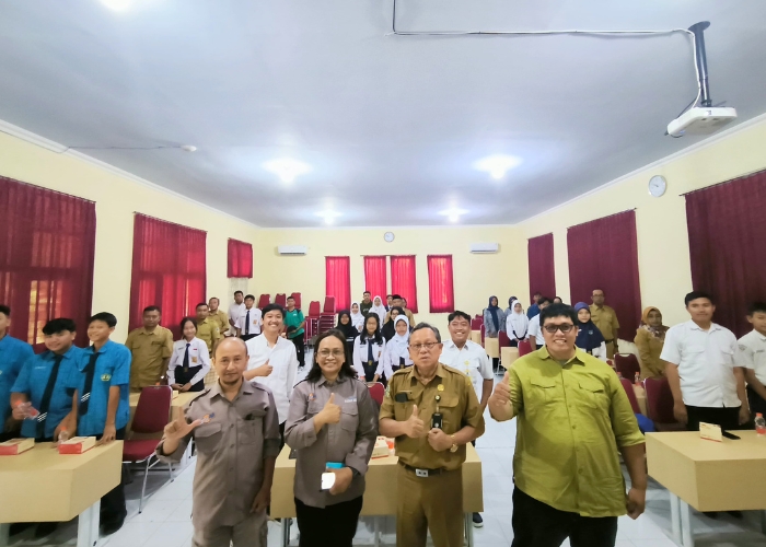 SEMANGAT: Tim Jawa Pos Radar Kediri berpose bersama peserta sosialisasi di SMAN 1 Wates.
