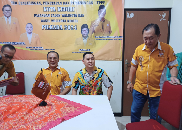 SERIUS: Ketua DPD PSI Kota Kediri Ronny Siswanto mendatangi kantor Partai Hanura,&nbsp;Rabu&nbsp;(8/5).